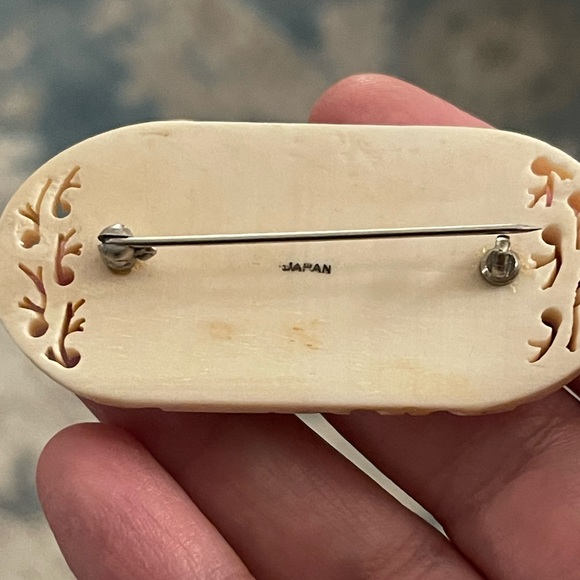 Japanese 1950s hand carved bone floral silver tone pin brooch - Picture 4 of 8